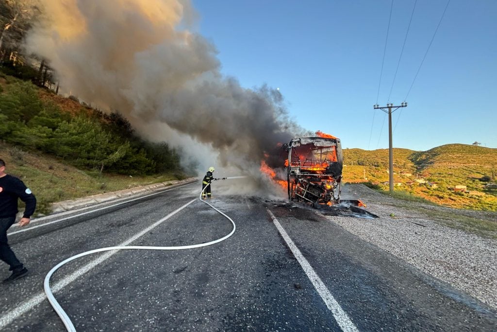 marmaris datça karayolu yangın, marmaris datça karayolu otobüs yangını, marmaris datça karayolu otobüs, marmaris datça karayolu, marmaris tur otobüsü