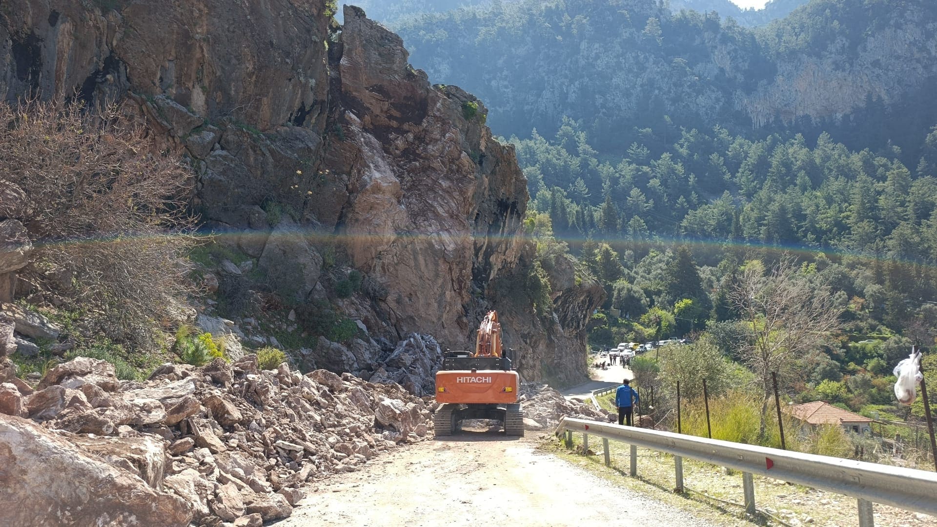 Faralya’daki kaya düşmesine dair Ahmet Aras’tan açıklama: “İzin süreçlerinin tamamlanmasının ardından uygulamaya geçerek buradaki sorunu kalıcı olarak çözmeyi hedefliyoruz”