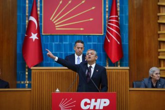 özgür özel, esra ışık, özgür özel esra ışık, özgür özel chp grup toplantısı, chp grup toplantısı esra ışık