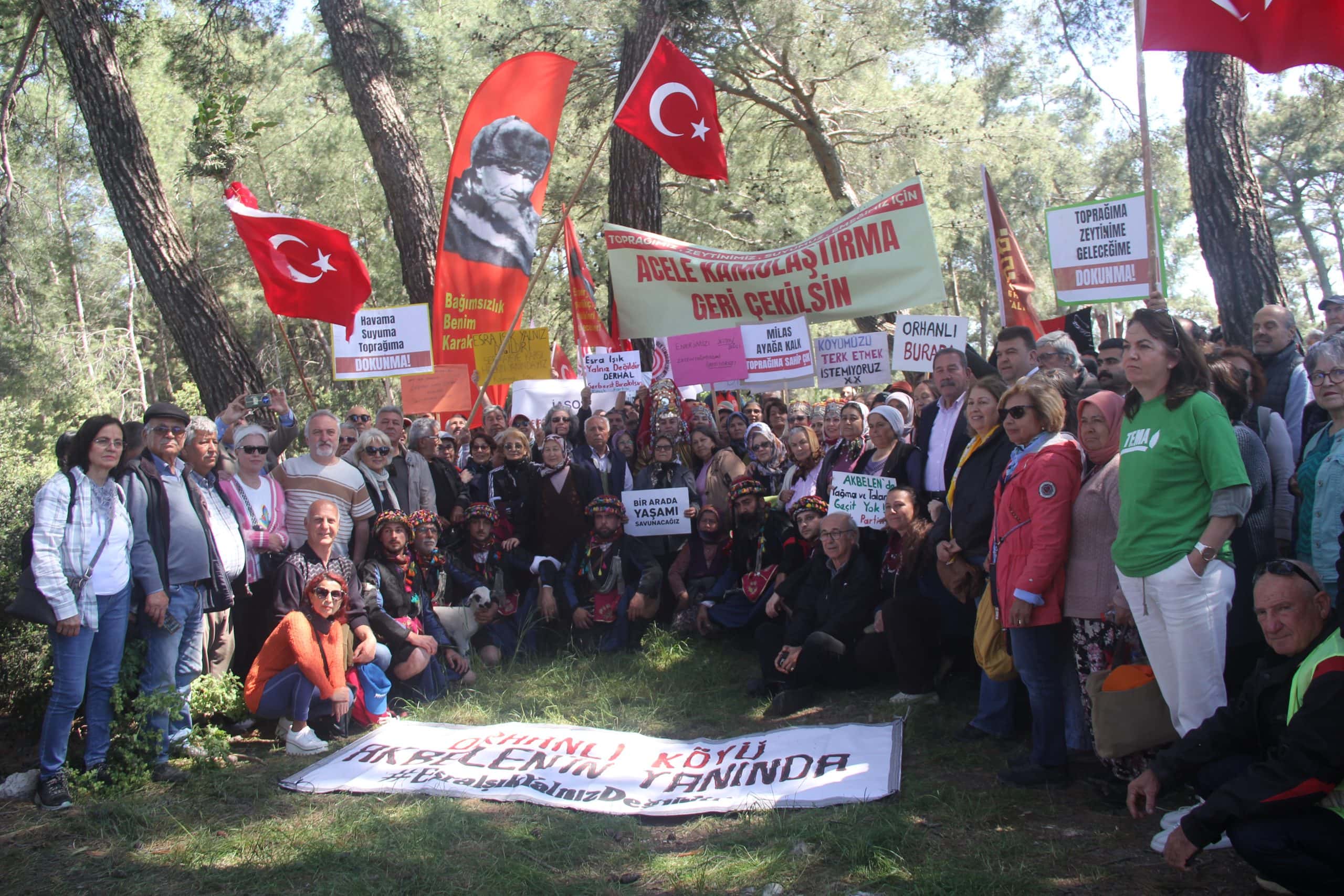 Yurttaşlar, tarım alanlarını YK Enerji’nin kömür madenine açacak acele kamulaştırmaya karşı Akbelen’de bir araya geldi