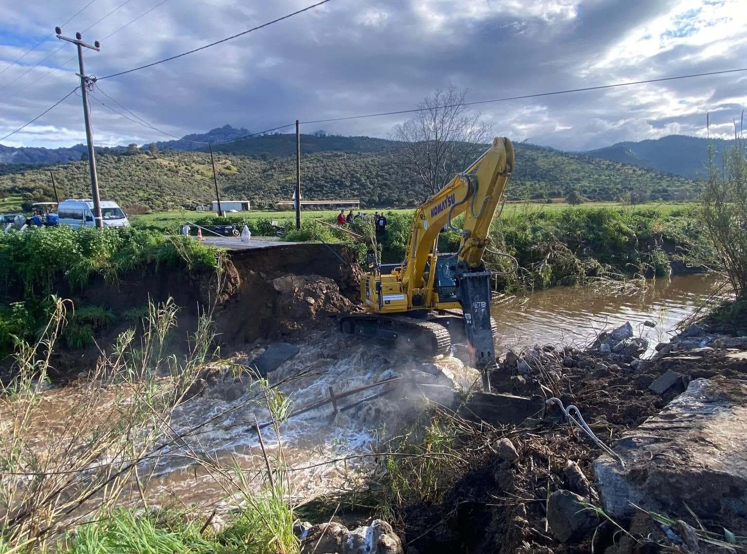 Milas’ta çöken köprü yeniden ulaşıma açıldı