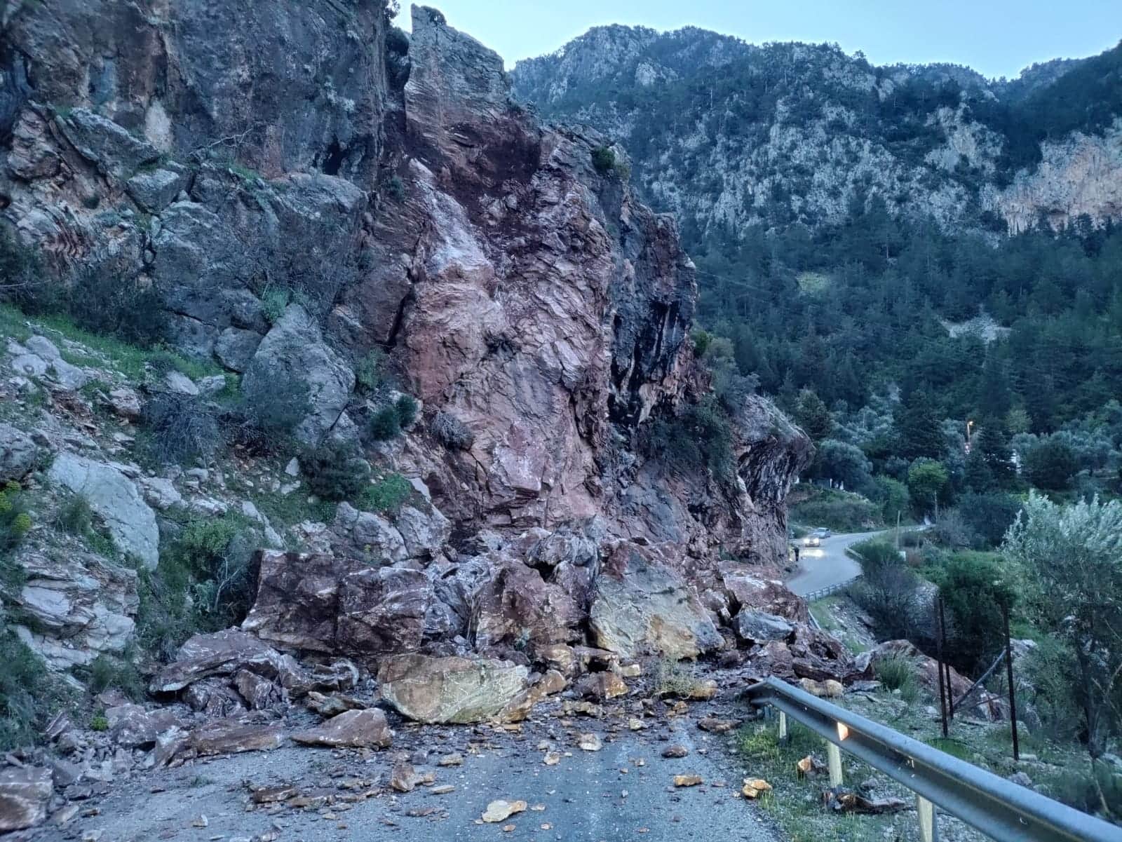 Faralya’da kaya düşmesi sonucu kapanan yol trafiğe açıldı