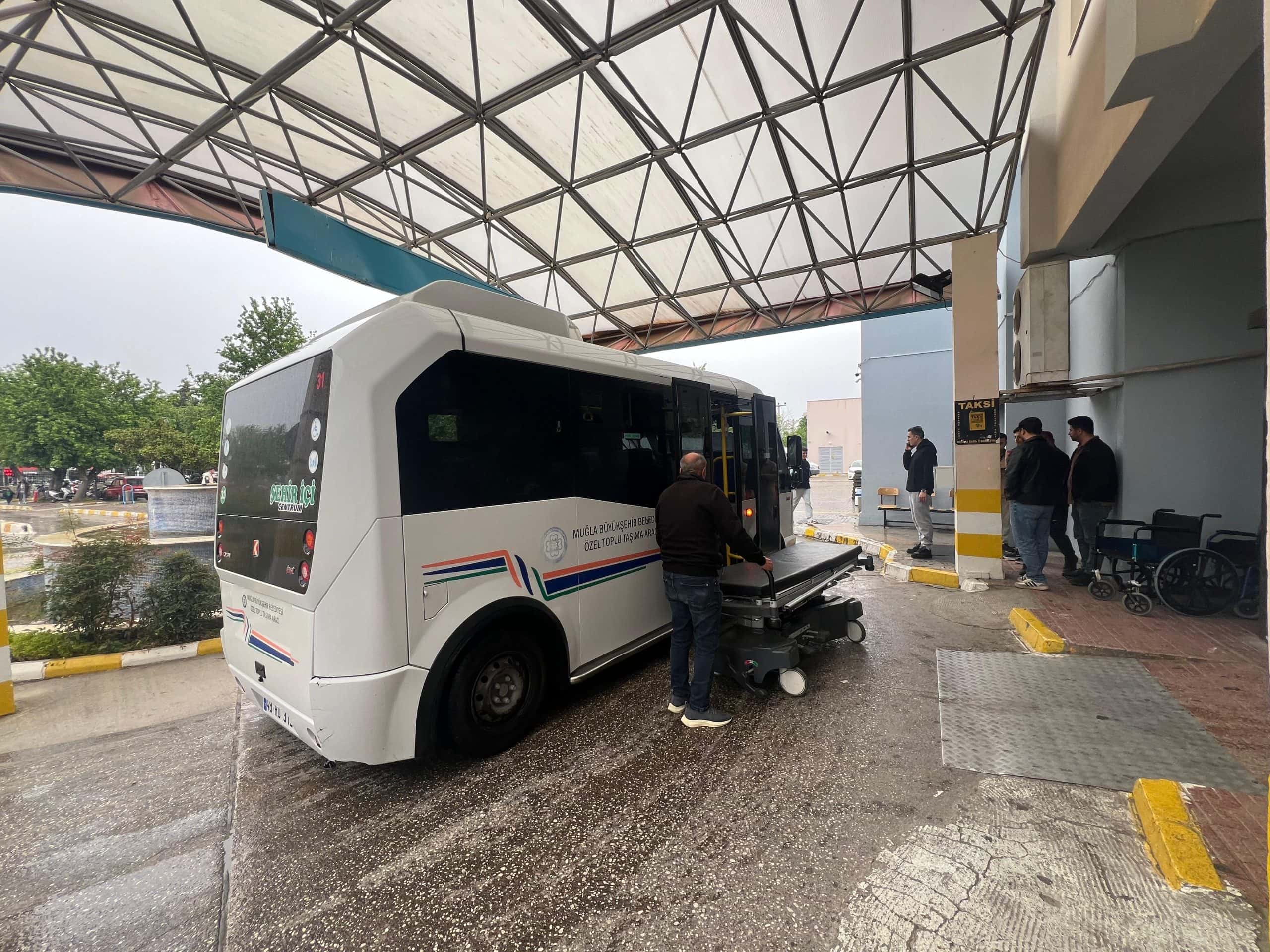 Fethiye’de dolmuşta rahatsızlanan yurttaşı şoför hastaneye yetiştirdi