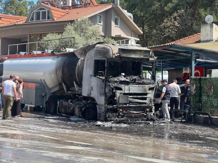 Fethiye’de akaryakıt istasyonundaki tırda çıkan yangın söndürüldü
