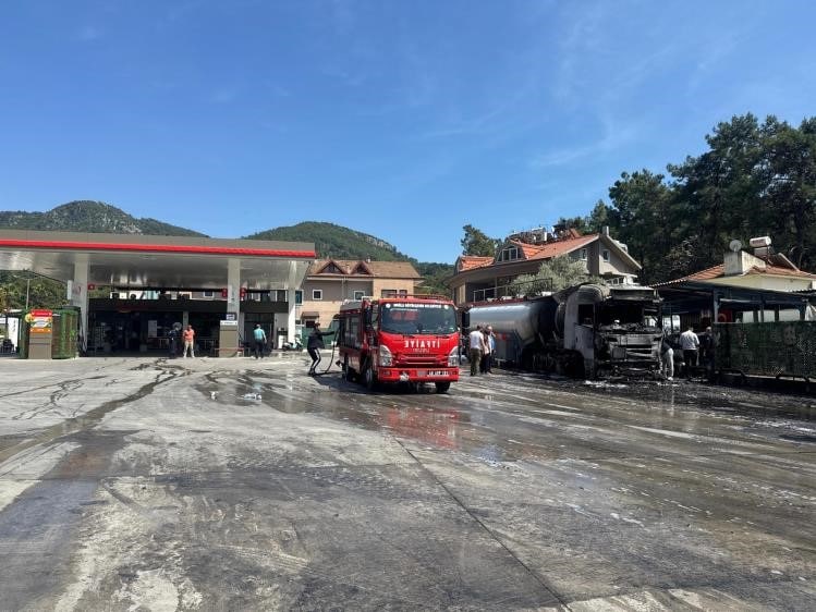 tır yangın yangın söndürüldü muğla itfaiye fethiye yangın akaryakıt istasyonu akaryakıt istasyonu yangın