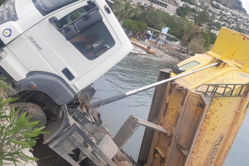 bodrum hafriyat kamyonu, hafriyat kamyonu, hafriyat kamyonu denize düştü, bodrumda hafriyat kamyonu denize düştü, bodrum kaza