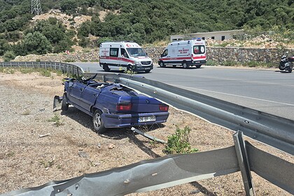 bodrum kaza, bodrum trafik kazası, bodrum, bodrumda otomobil bariyerlere çarptı, bodrum otomobil