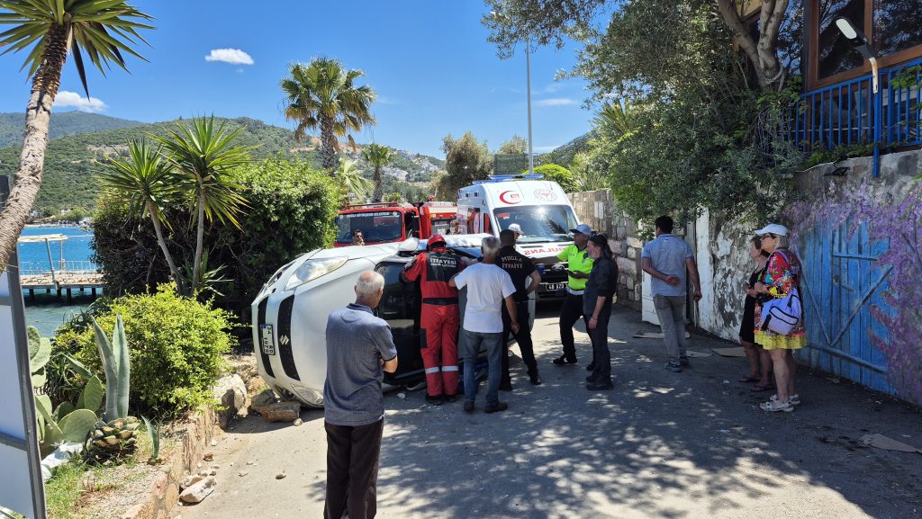 bodrum kaza, bodrum, bodrum trafik kazası, bodrumda duvara çarpan otomobil, duvara çarpan otomobil