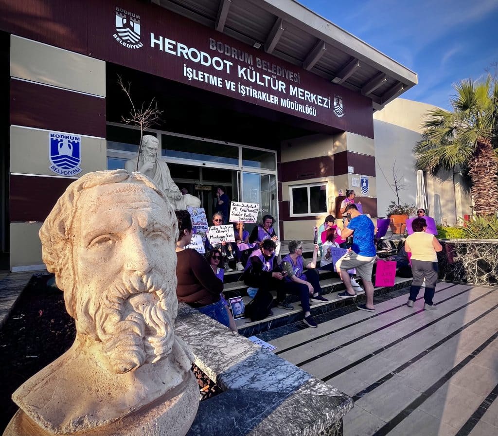 kadın platformu destek protesto bodrum kadın platformu şiddet faili ozan güven ozan güven protesto