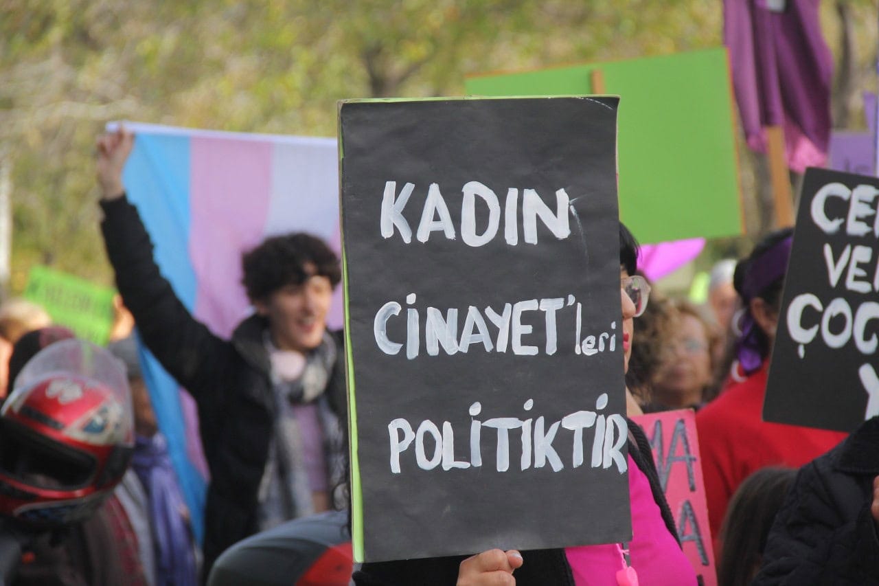 Nisan ayında en az 26 kadın erkekler tarafından öldürüldü, 23 kadın şüpheli şekilde ölü bulundu