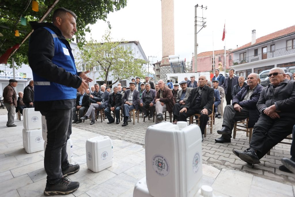 muğla çam fıstığı, muğla çam fıstığı üreticileri, muğla çam fıstığı üreticilerine ilaç desteği, çam fıstığı üreticilerine ilaç desteği, muğla büyükşehir belediyesi