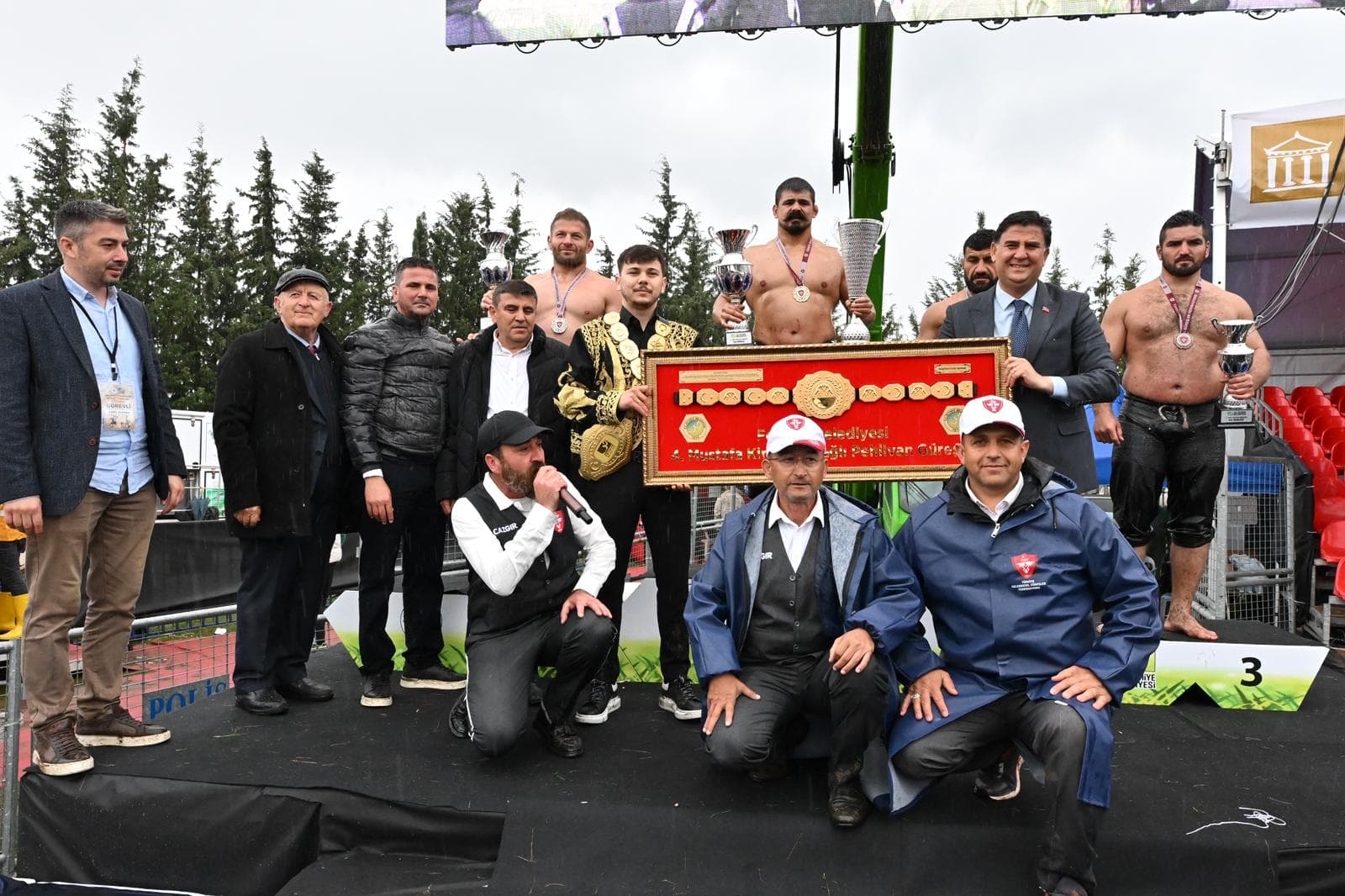 Fethiye Belediyesi Yağlı Güreşleri’nde başpehlivan Cengizhan Şimşek oldu