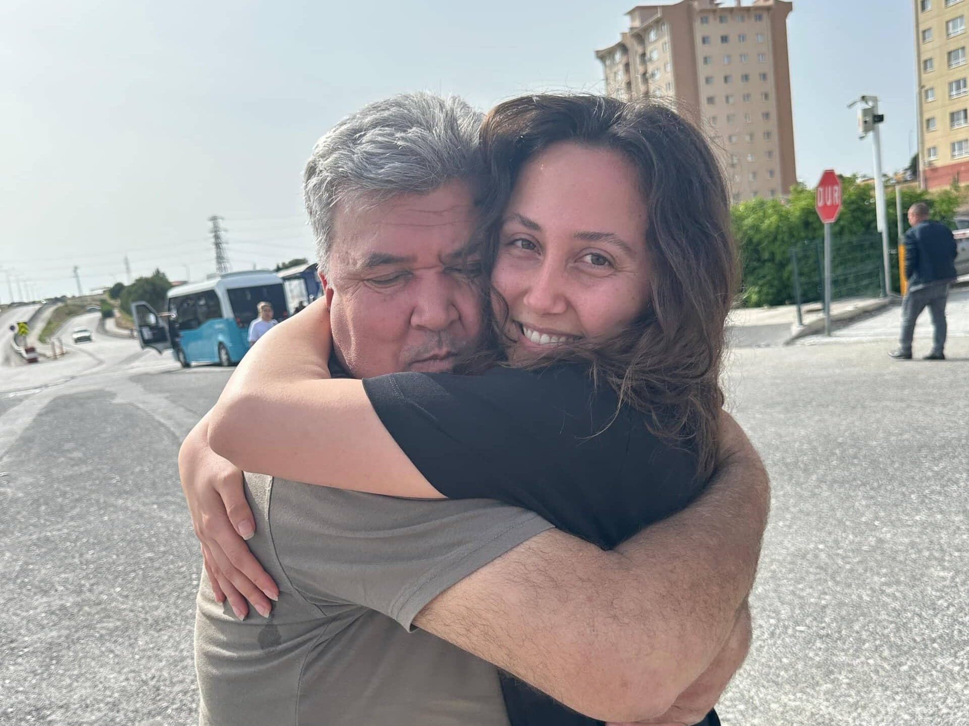 İkizköylü Esra Işık tahliye edildi: Babası ve anneannesi karşıladı