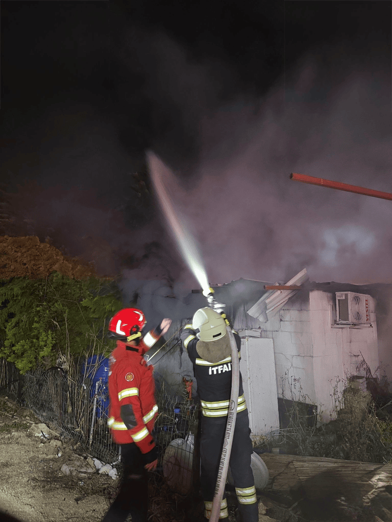 yangın söndürüldü muğla itfaiye yangın foça mahallesi ev yangın fethiye yangın