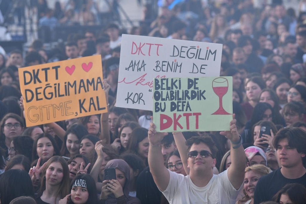 dolu kadehi ters tut fethiye konser