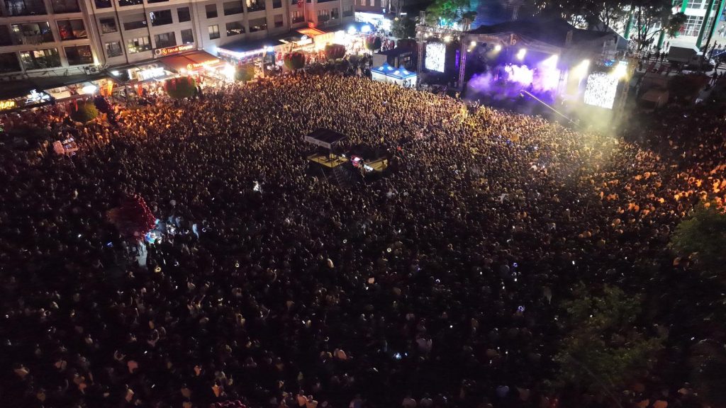 dolu kadehi ters tut fethiye konser