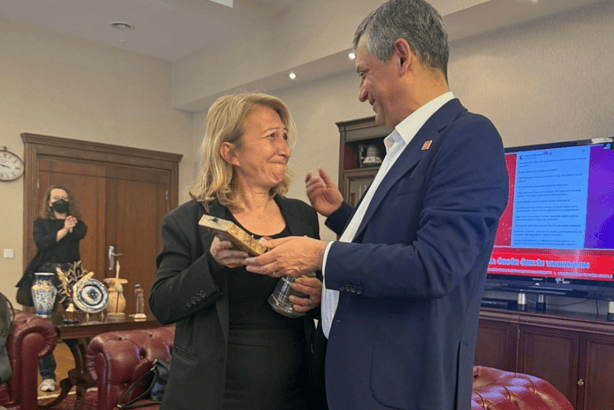 süreyya öneş derici özgür özel mühür