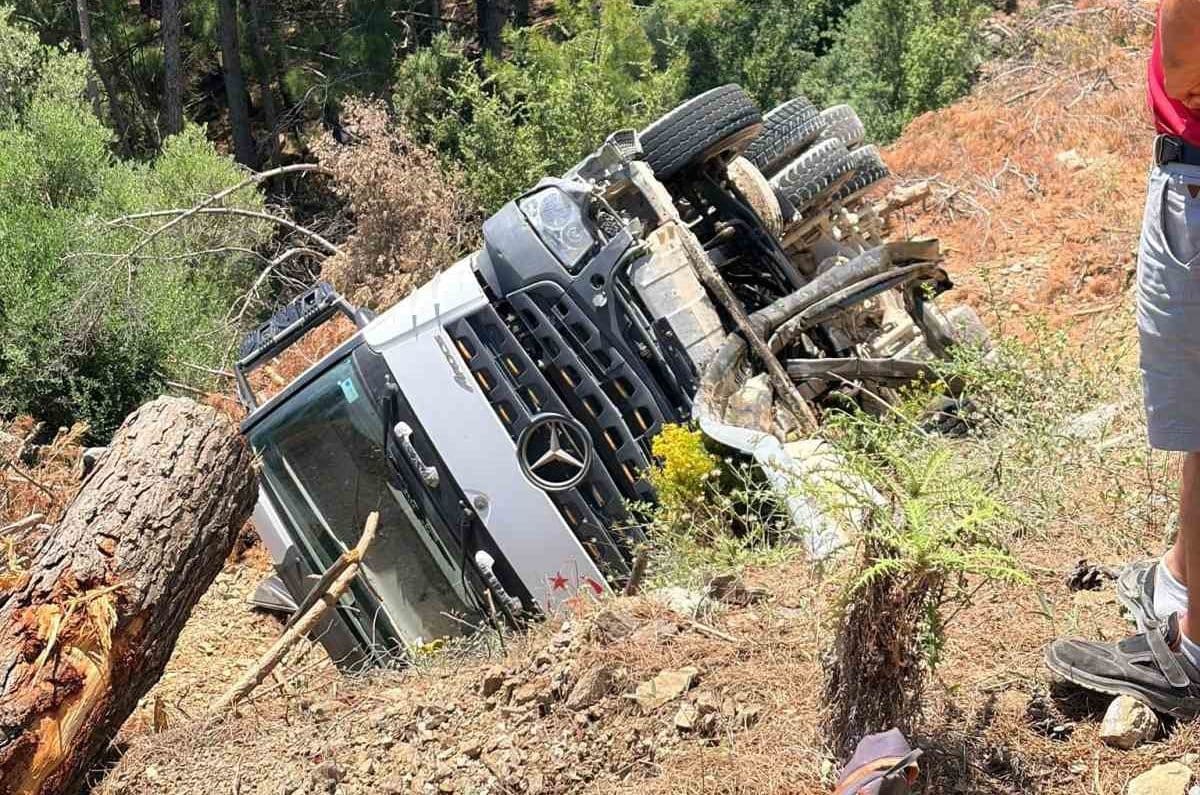Datça’da kamyon şarampole devrildi: Sürücü yaralandı