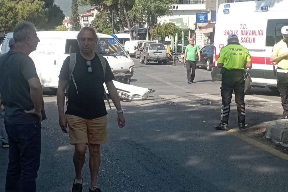 Menteşe’de panelvan ile otomobil çarpıştı: Bir yar
