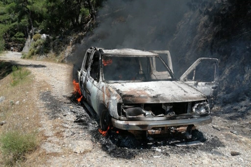 Fethiye’de araç yangını ormanlık alana sıçradı