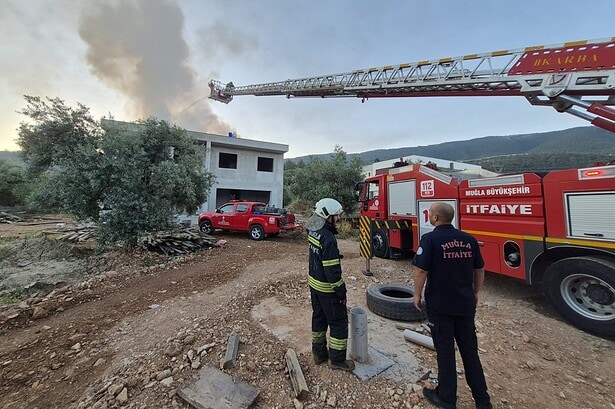 Milas’ta inşaat halindeki binanın çatısında çıkan yangın söndürüldü