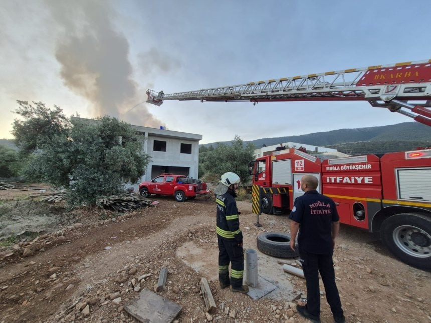 Milas’ta inşaat halindeki binanın çatısında çıkan yangın söndürüldü