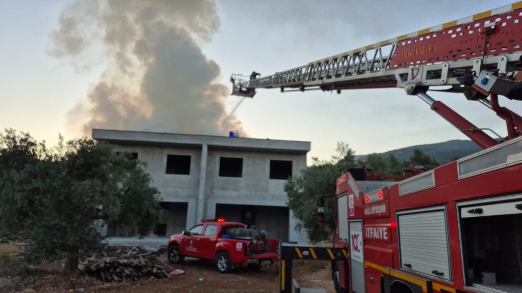 Milas’ta inşaat halindeki binanın çatısında çıkan yangın söndürüldü