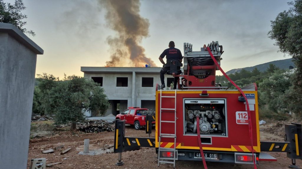 Milas’ta inşaat halindeki binanın çatısında çıkan yangın söndürüldü