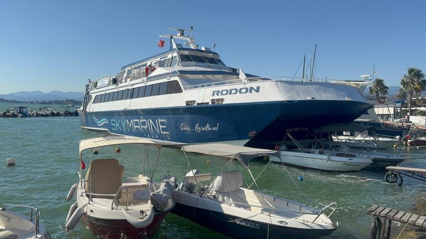 Fethiye Körfezi'nde feribot karaya oturdu