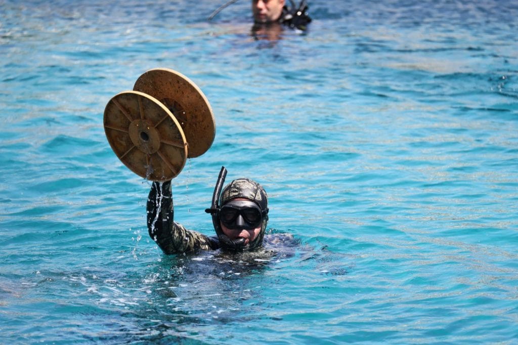 bodrum akyarlar sahili deniz dibi temizliği
