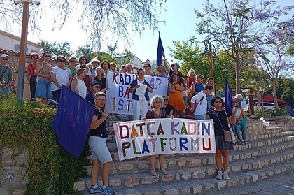 datça kadın platformu, ortadoğu ve dünyada savaşın içinde kadınlar, hediye levent, hale gönültaş, datça